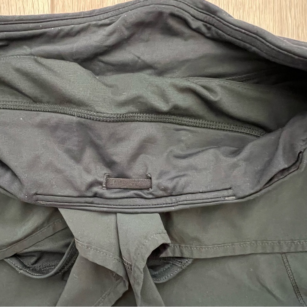 Lululemon Speed Short 4-way Stretch
SIZE 4 Solid Black w/ Lining - Picture 4 of 7